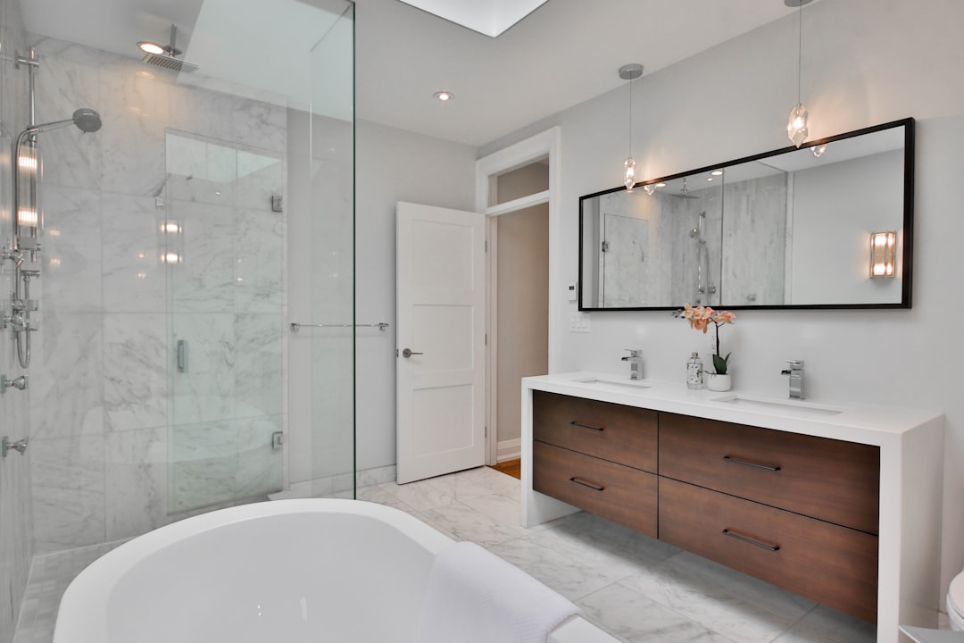 Modernes, minimalistisches Badezimmer-Design mit Holz-Elementen.