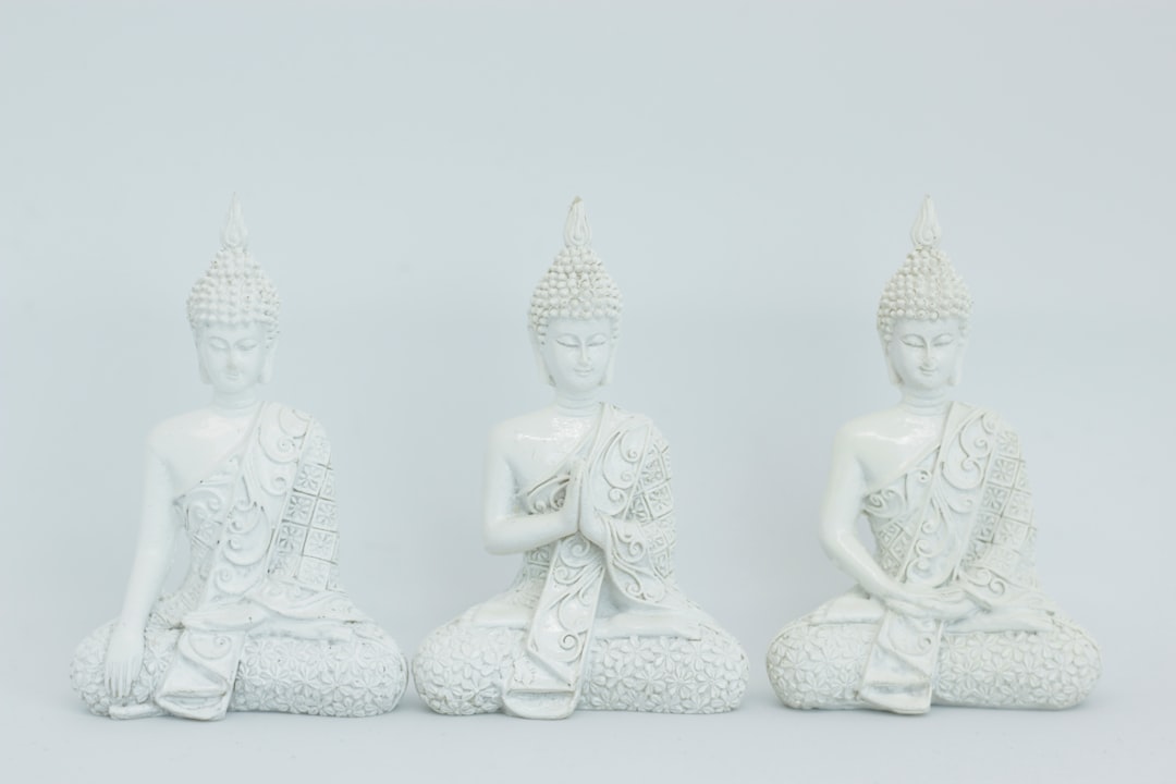 Buddha-Poster mit goldenen Akzenten und Lotusmotiv.
