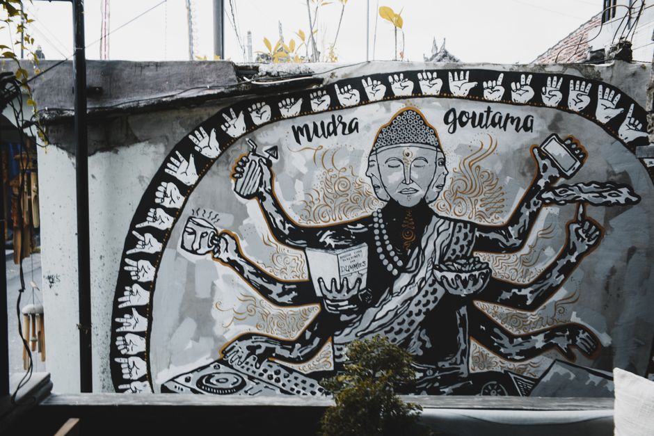 Ein meditierender Buddha in Harmonie.
