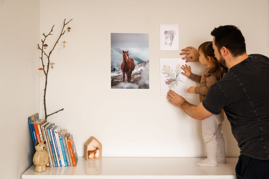 Nahaufnahme von Pferden auf Fototapete im Wohnzimmer.