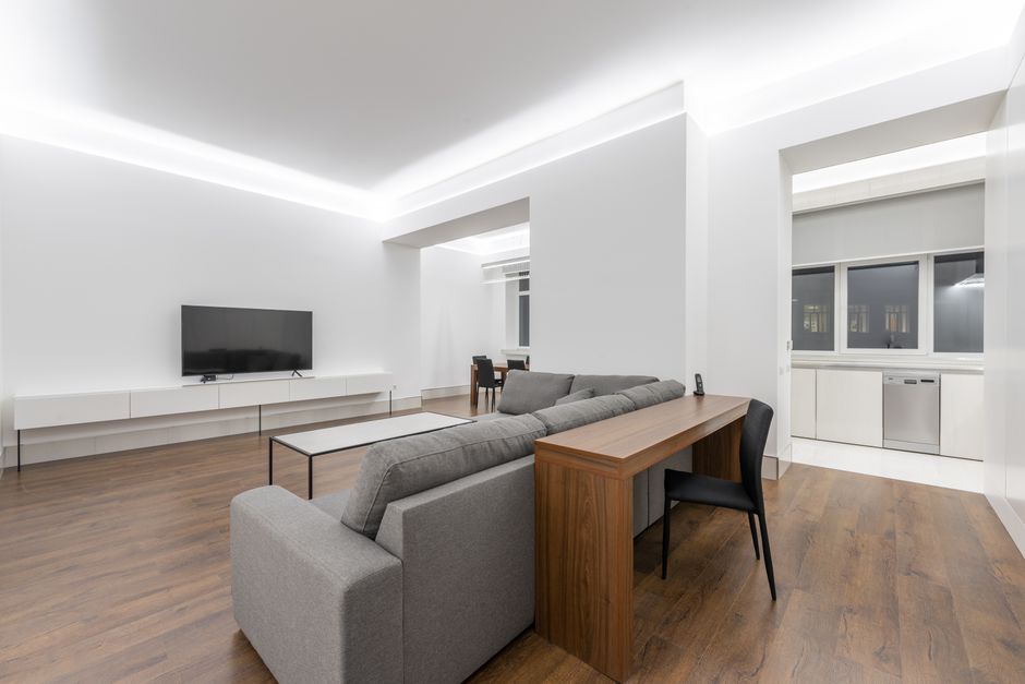 Indirekte Lichtquellen hinter Regal im Wohnzimmer.
