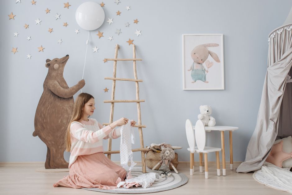 Buntes Kinderzimmer mit Spielzeug und Regal
