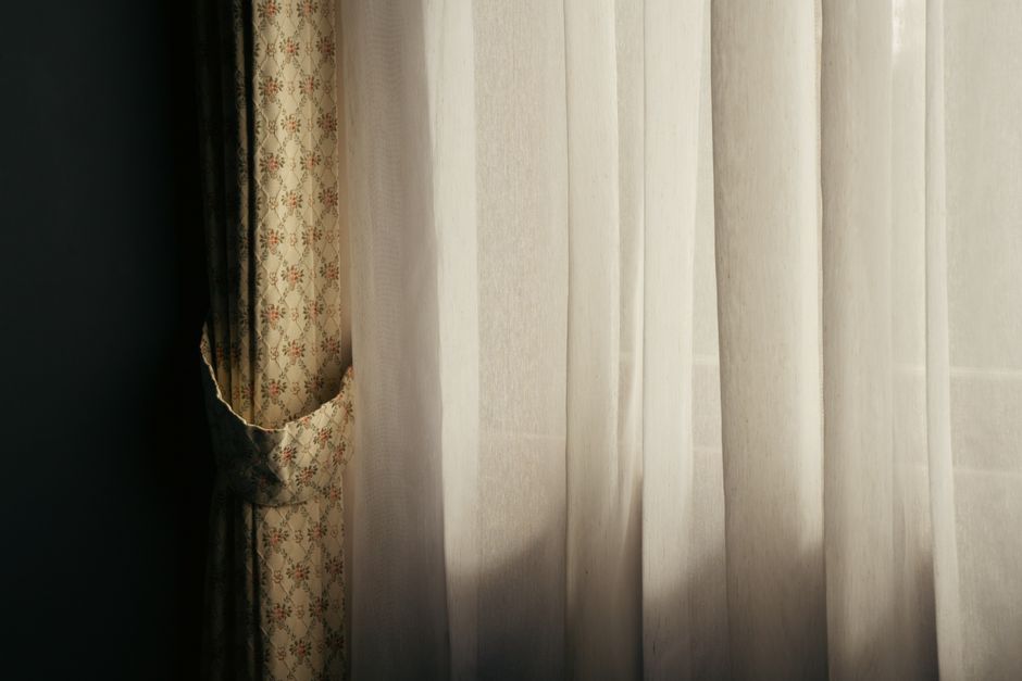 Vorhangmuster in verschiedenen Farben und Texturen.